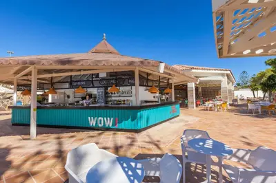 Un restaurante o sitio para comer en Abora Interclub Atlantic by Lopesan Hotels