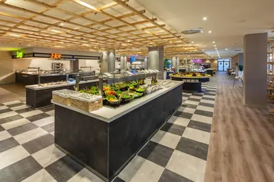 Comida en o cerca de este hotel