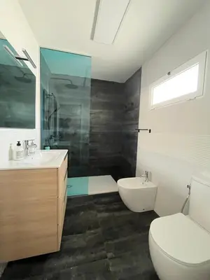 Un baño de The Yumbo Pearl