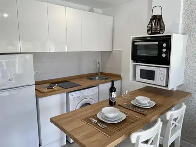 Una cocina o zona de cocina en Pretty pool view holiday home