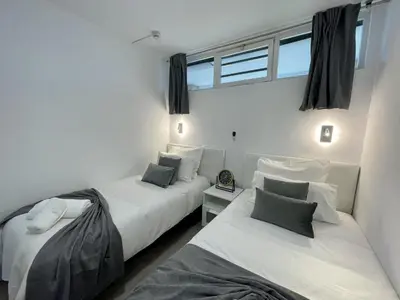 Cama o camas de una habitación en Pretty pool view holiday home