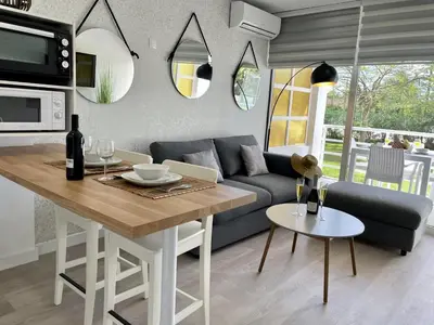 Una cocina o zona de cocina en Pretty pool view holiday home
