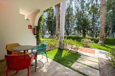 Jardín al aire libre en Bungalows Cordial Green Golf