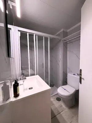 Un baño de Pool View Holiday Home