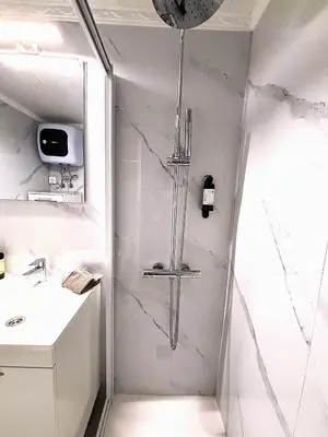 Un baño de Pool View Holiday Home
