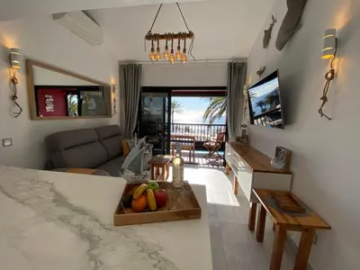 Una televisión o centro de entretenimiento en First Beachline Maritime Deluxe with Panorama-balcony in Sun Club