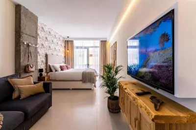Una televisión o centro de entretenimiento en Coral Canteras Loft by Gestión Vacacional Canarias