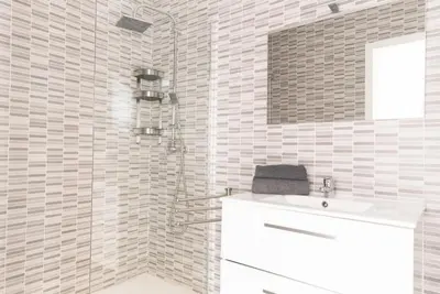 Un baño de Apartment 5 minutes from the sea