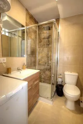 Un baño de CÉNTRICO APARTAMENTO 737 by CASAS COCODRILO