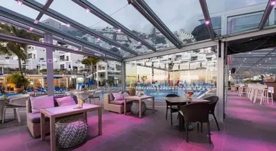 Un restaurante o sitio para comer en Bahia Holiday Club - Deluxe Private Suite - Puerto Rico