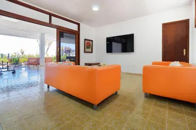 Una televisión o centro de entretenimiento en La Ideal Mansion by VillaGranCanaria