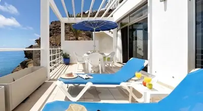 Un balcón o terraza de Bahia & Ocean Views - Holiday Club Deluxe Private Suite