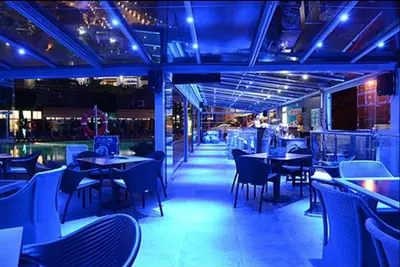 Un restaurante o sitio para comer en Bahia & Ocean Views - Holiday Club Deluxe Private Suite