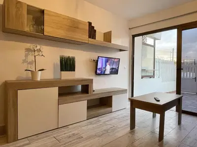Una televisión o centro de entretenimiento en Dowtown Holiday Home in Playa del Ingles