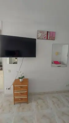 Una televisión o centro de entretenimiento en Beach studio Don Paco with WIFI