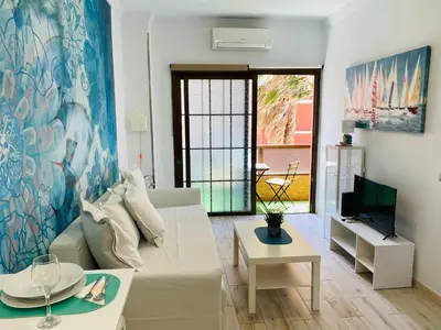 Una televisión o centro de entretenimiento en Salvador Cuyas 