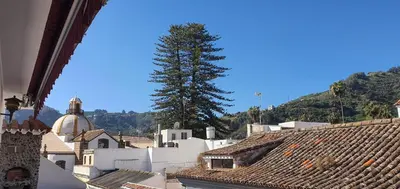 Vista general de una montaña o vista desde el hostal o pensión