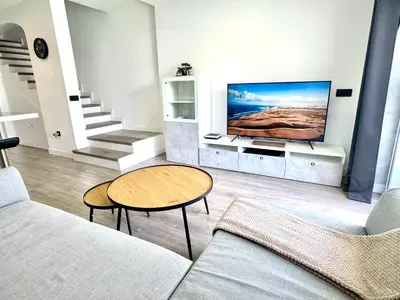 Una televisión o centro de entretenimiento en New Garden Solarium Bungalow