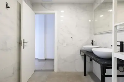 Un baño de HJS Plaza Suites Apartments I