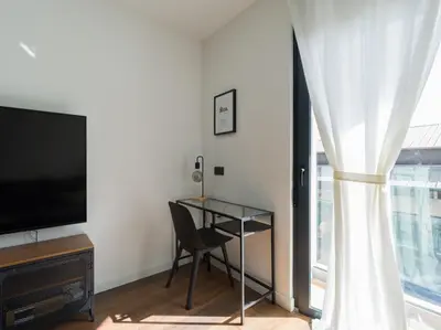 Una televisión o centro de entretenimiento en Radiant Beach Accommodation