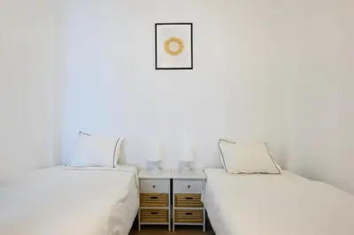 Cama o camas de una habitación en HJS Plaza Suites Apartments II