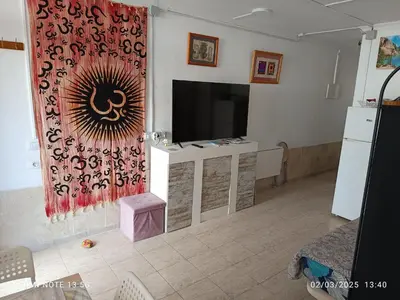 Una televisión o centro de entretenimiento en Relax Playa Ingles