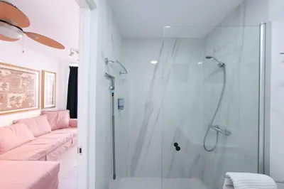 Un baño de Studio with Small Balcony