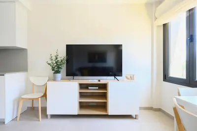 Una televisión o centro de entretenimiento en Brand New 2BR with Auto Check-In