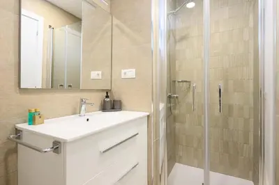 Un baño de Brand New 2BR with Auto Check-In